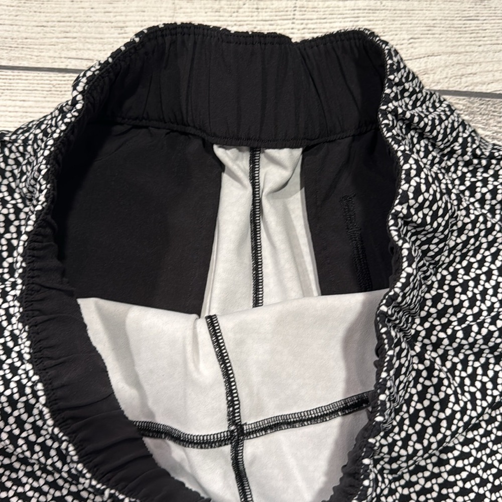 🍋Women’s Lululemon On The Fly Short 2.5” size 4 monochromatic black🍋 - Picture 14 of 16